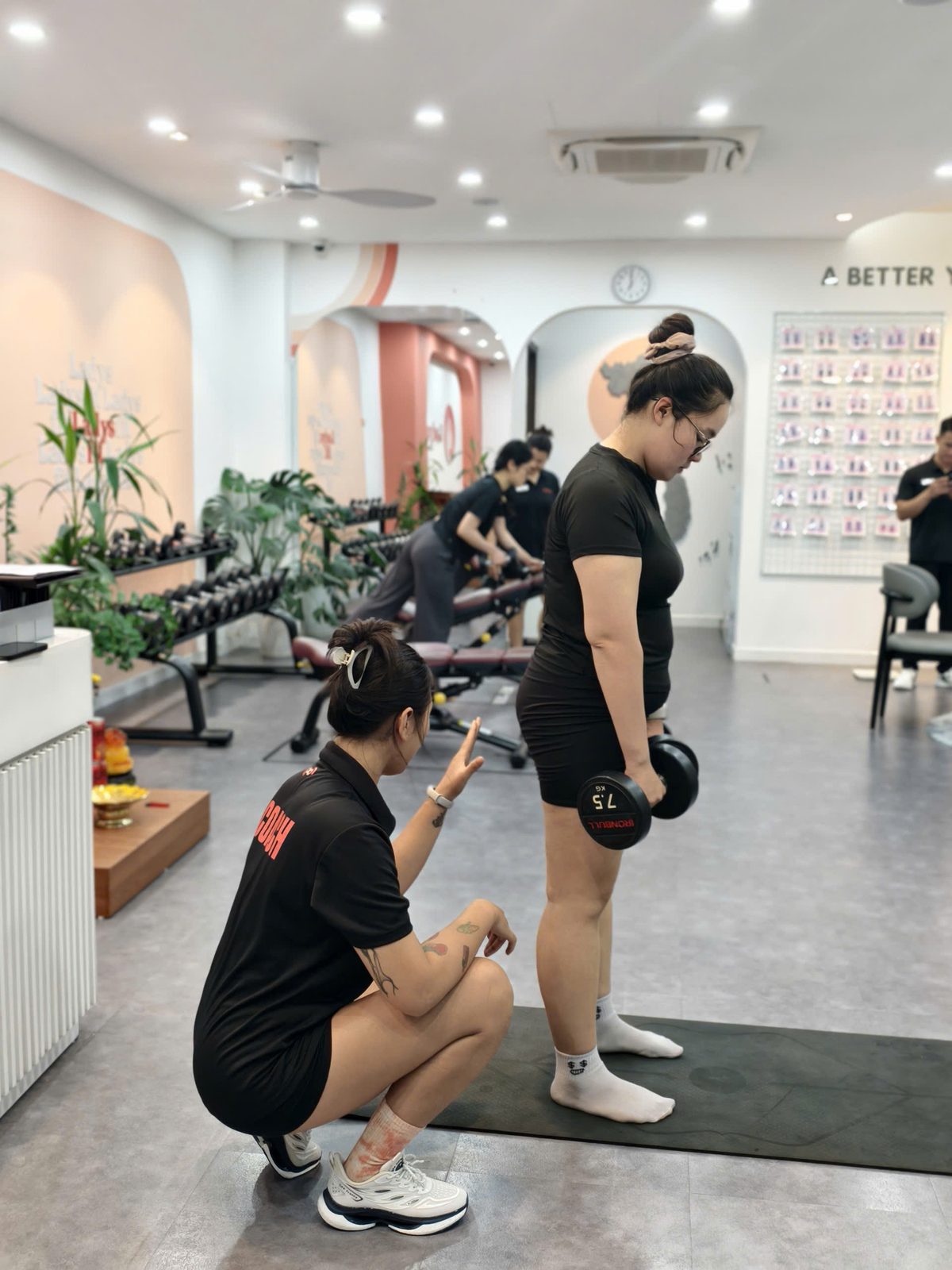 Huấn luyện viên Ladysfit hướng dẫn khách tập đúng kỹ thuật