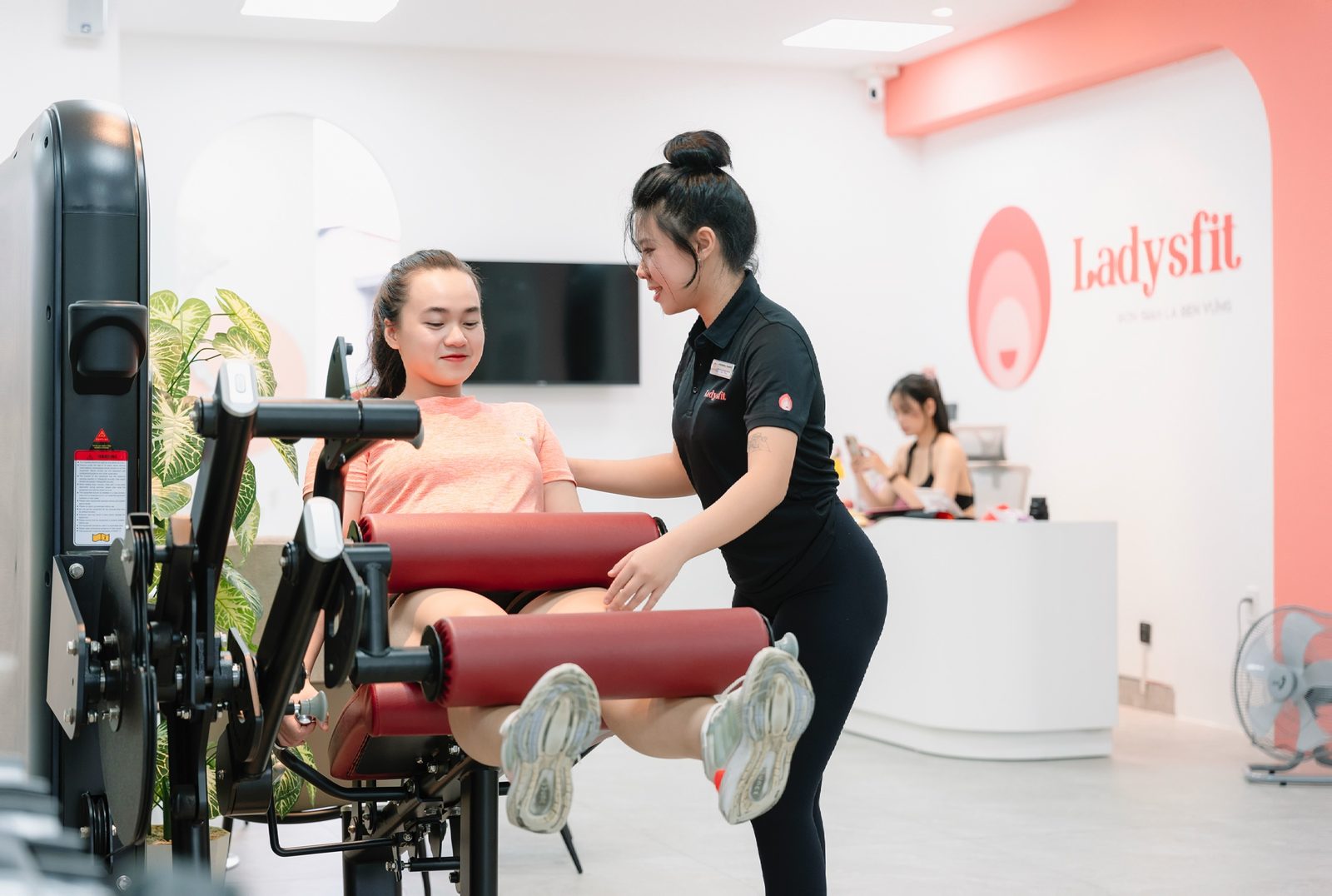 Khách tập cùng huấn luyện viên tại phòng tập Ladysfit